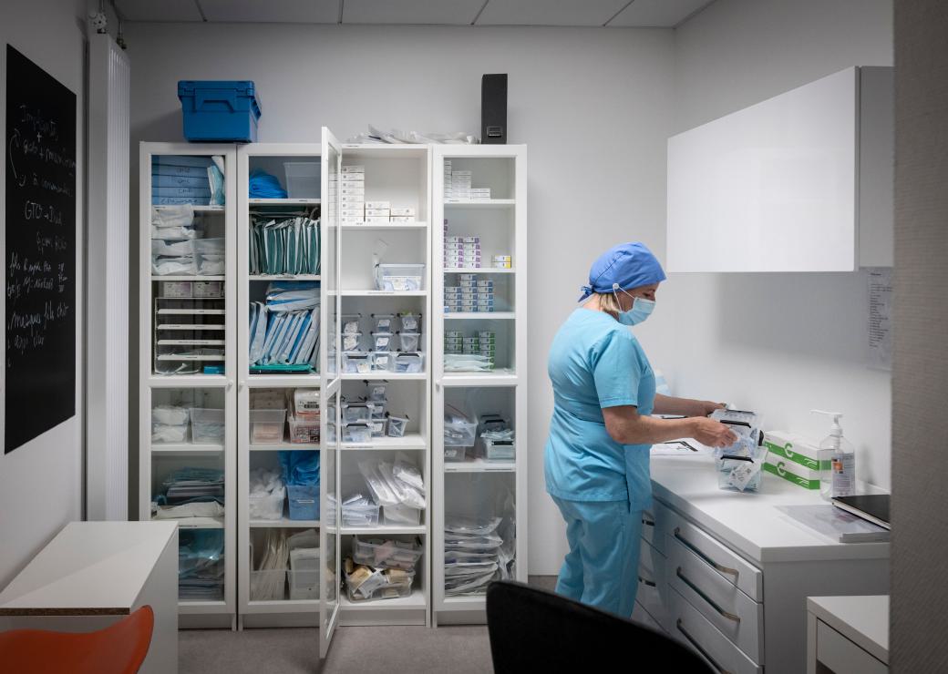 infirmière qui prépare des médicaments