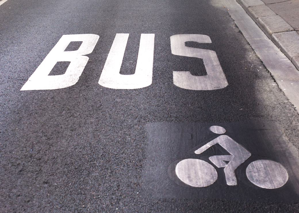 voie de bus et de vélos