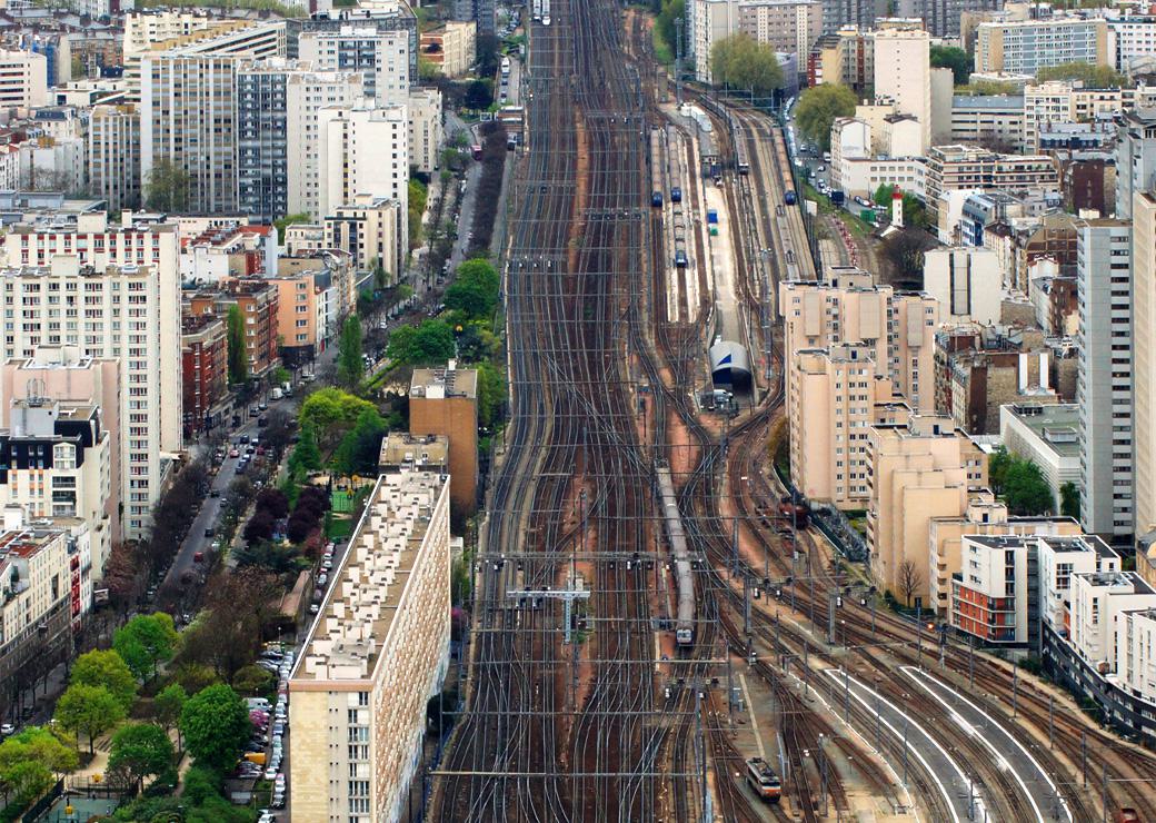 voies ferrées entre des immeubles d'habitation à paris