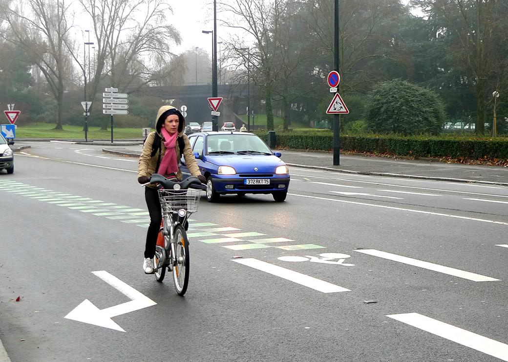 Piste cyclable en zone périurbaine 