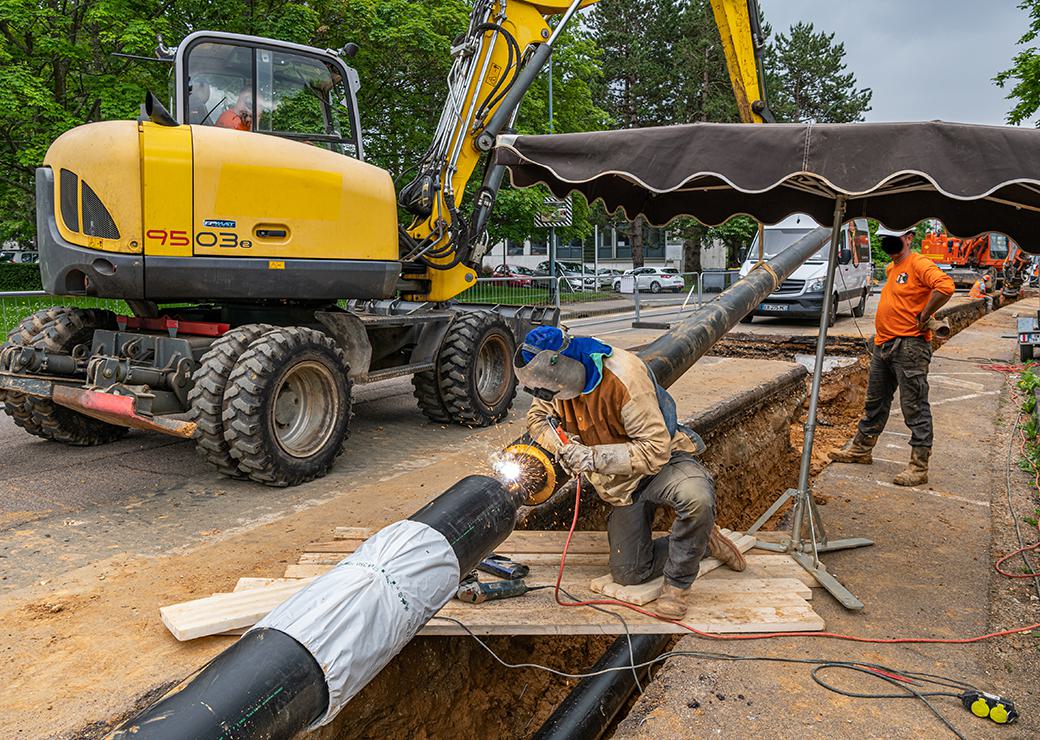 pose de réseau de chaleur dans la rue
