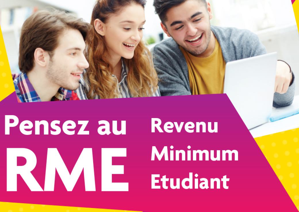 Trois jeunes personnes regardent un écran en souriant, sur la photo on peut lire "RME pensez au revenu minimum étudiant"