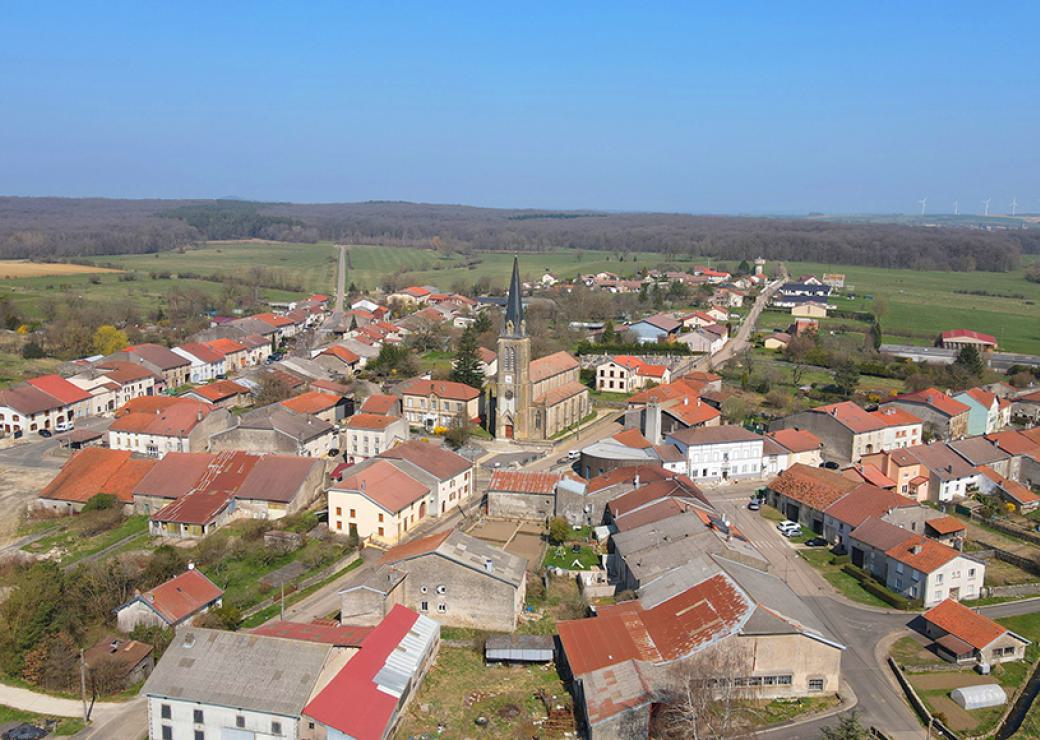 Vue du ciel d'un village avec en son centre une église