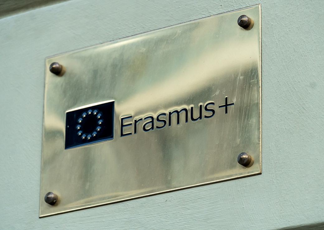 plaque Erasmus + 