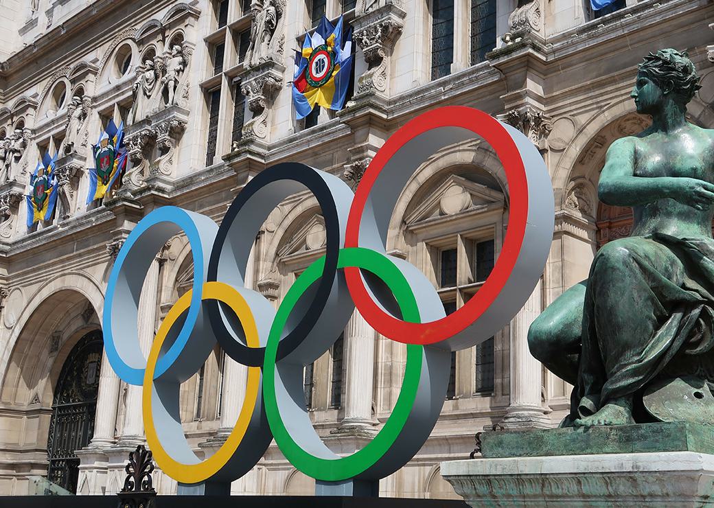 anneaux olympique devant la mairie de Paris