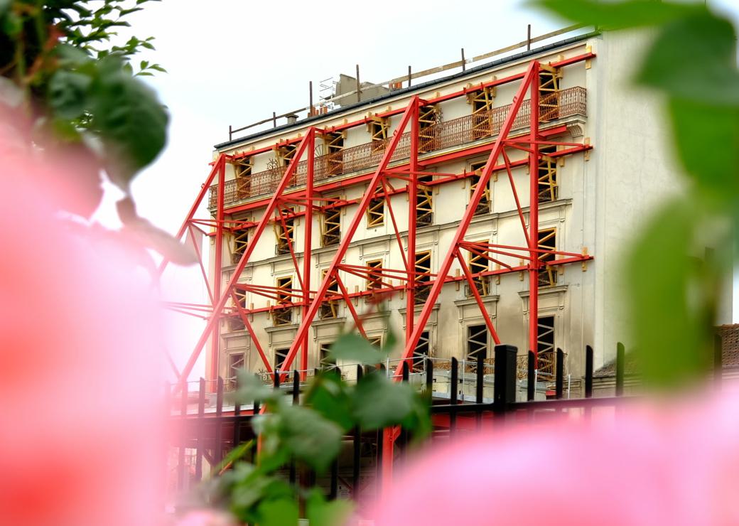 Poutre de soutènement sur une façade d'immeuble 