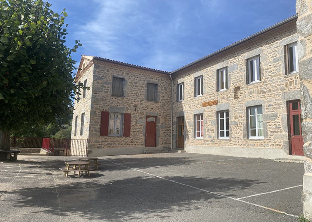 Bâtiment de deux étages, massif, en pierres apparentes