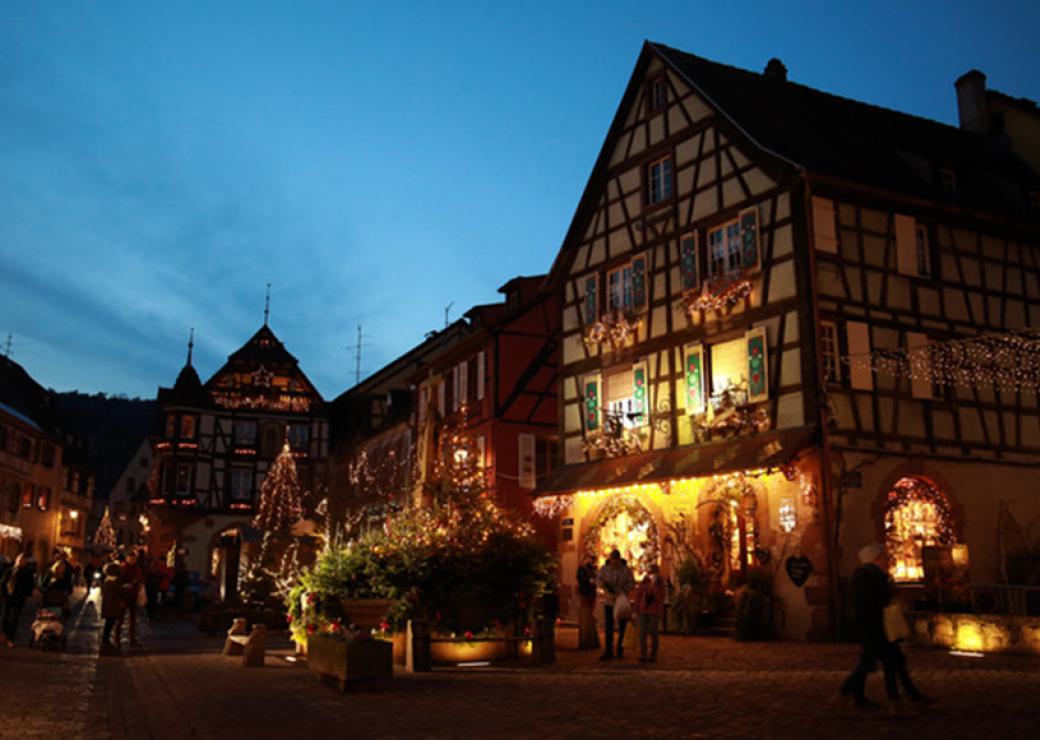 Une maison à colombages éclairée à la tombée de la nuit