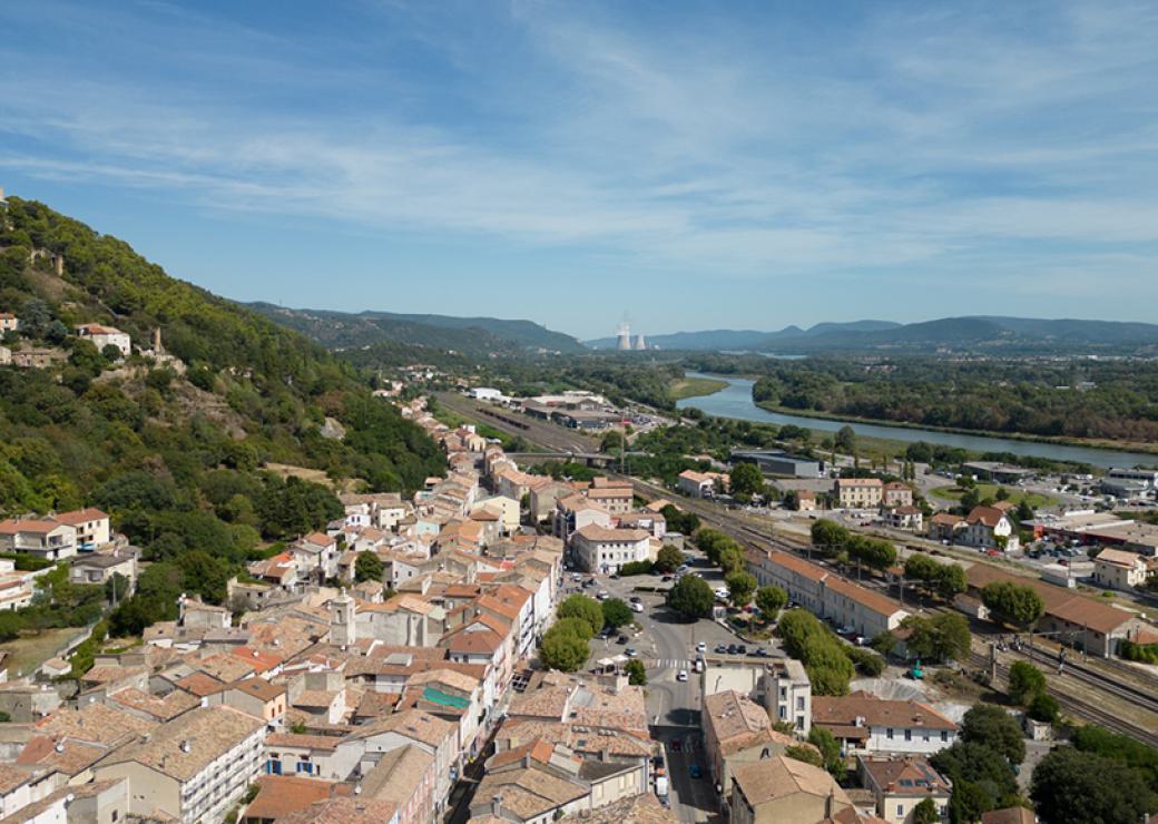 Vue aérienne d'une ville entre colline et fleuve
