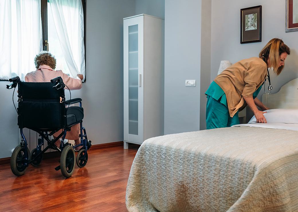 personne âgée en fauteuil dans sa chambre 