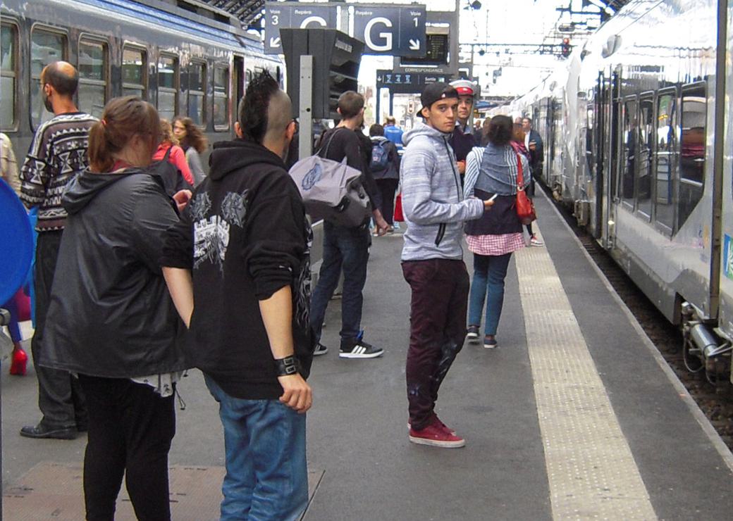 jeunes sur un quai de gare