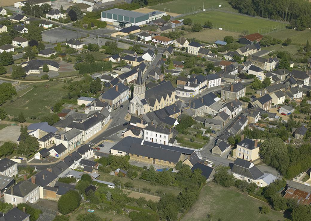 Vue aérienne d'un bourg de campagne