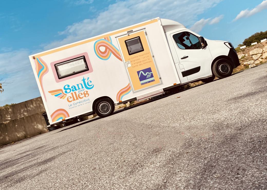 Photo d'un mini-bus siglé "santé Elles"