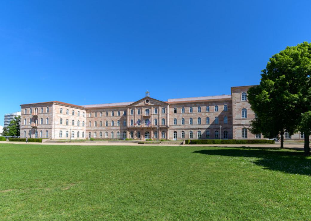 Vaste bâtiment classique