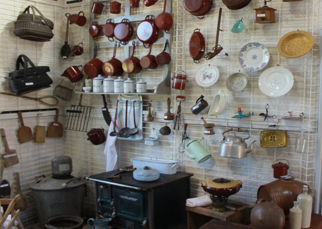 accrochés au mur, des instruments de cuisines anciens
