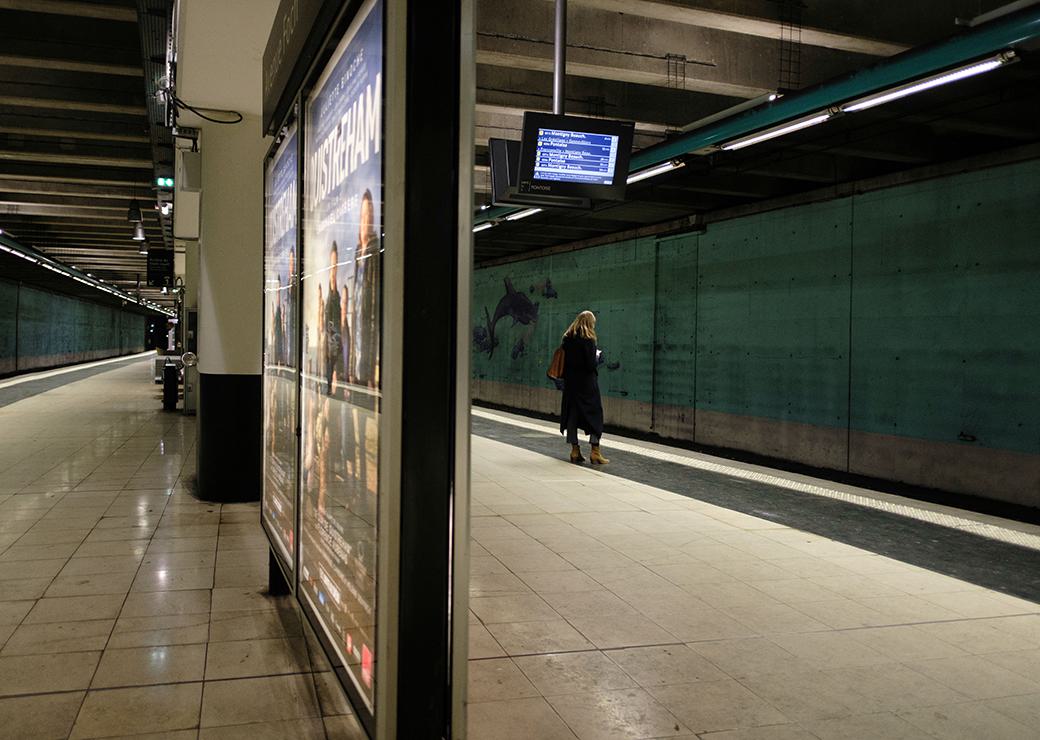 femme dans le métro