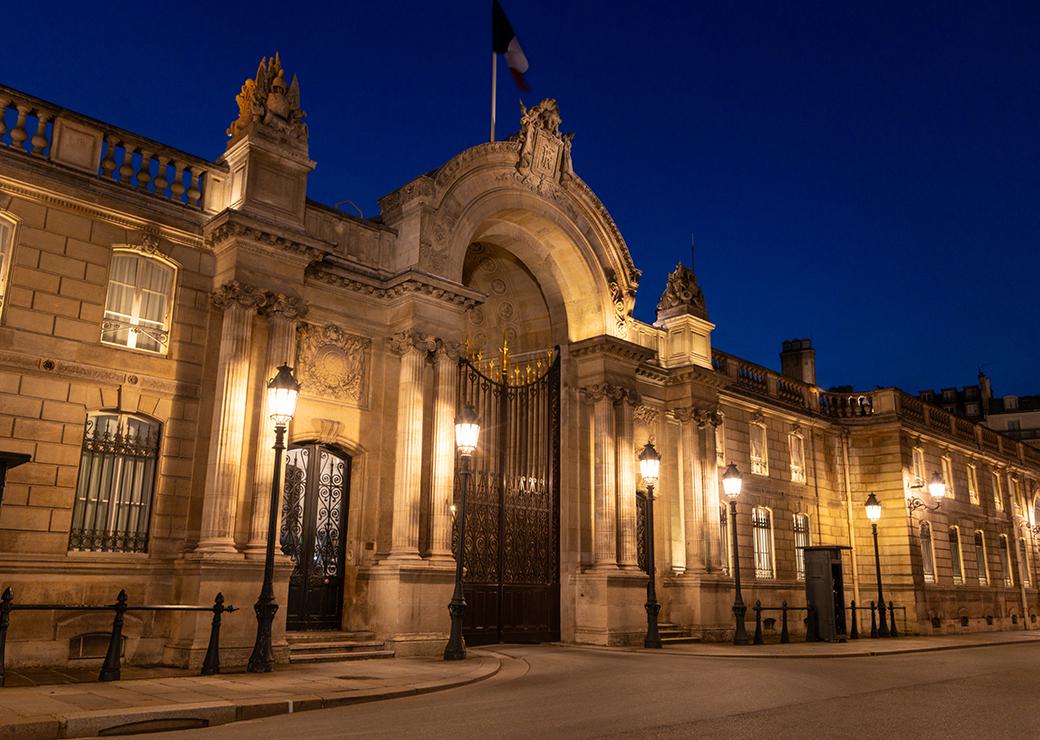 le portail de l'Elysée de nuit