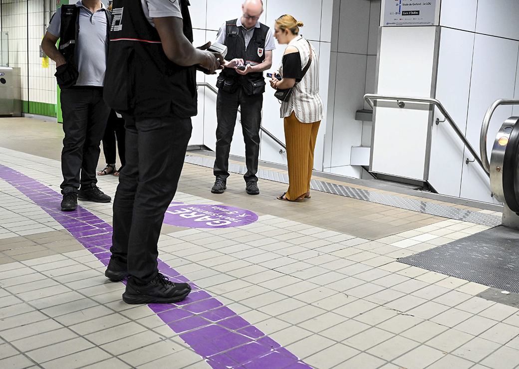 contrôle des billets dans le métro