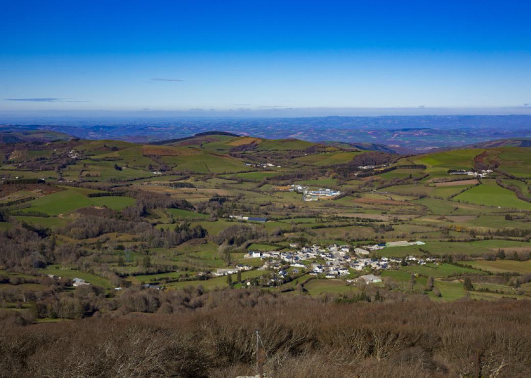 Vue aérienne d'une paysage vallonné et parcellé de haies