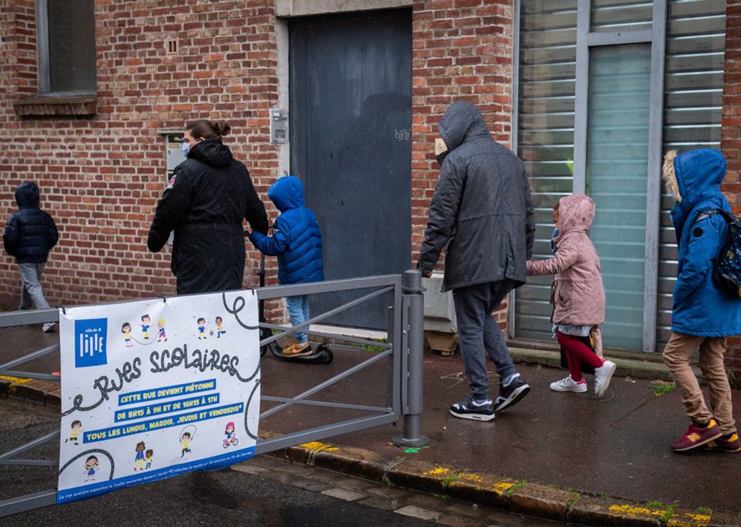 Un guide pour mettre en œuvre les rues scolaires... ou non