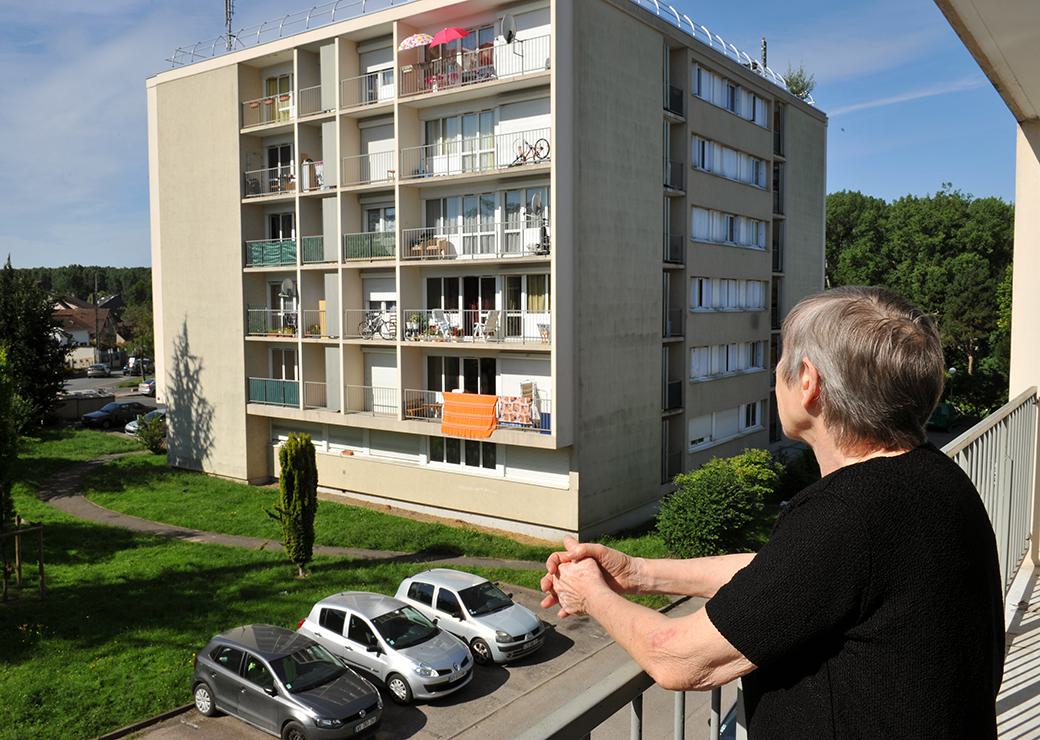 personne agée sur son balcon