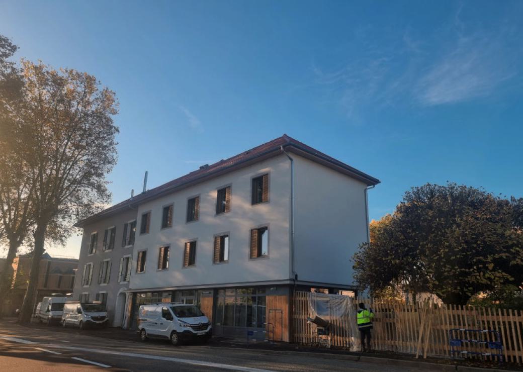 Un bâtiment d'habitation de deux étages