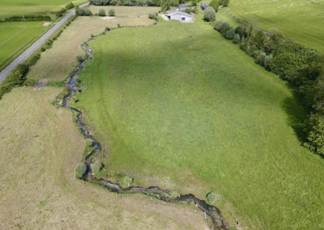 Vue d'une ciel d'une rivière serpentant dans des prairies
