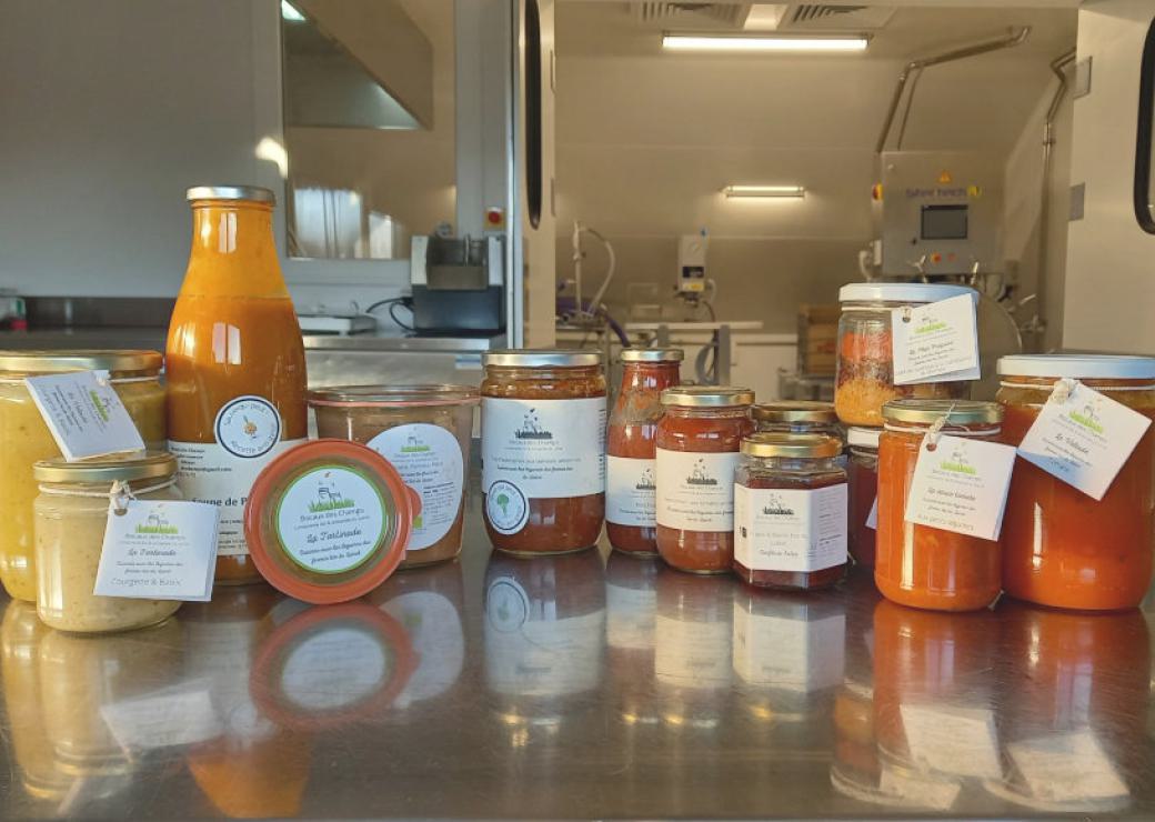 Dans une cuisine professionnelle, rangé de bocaux de différentes tailles, formes et couleurs