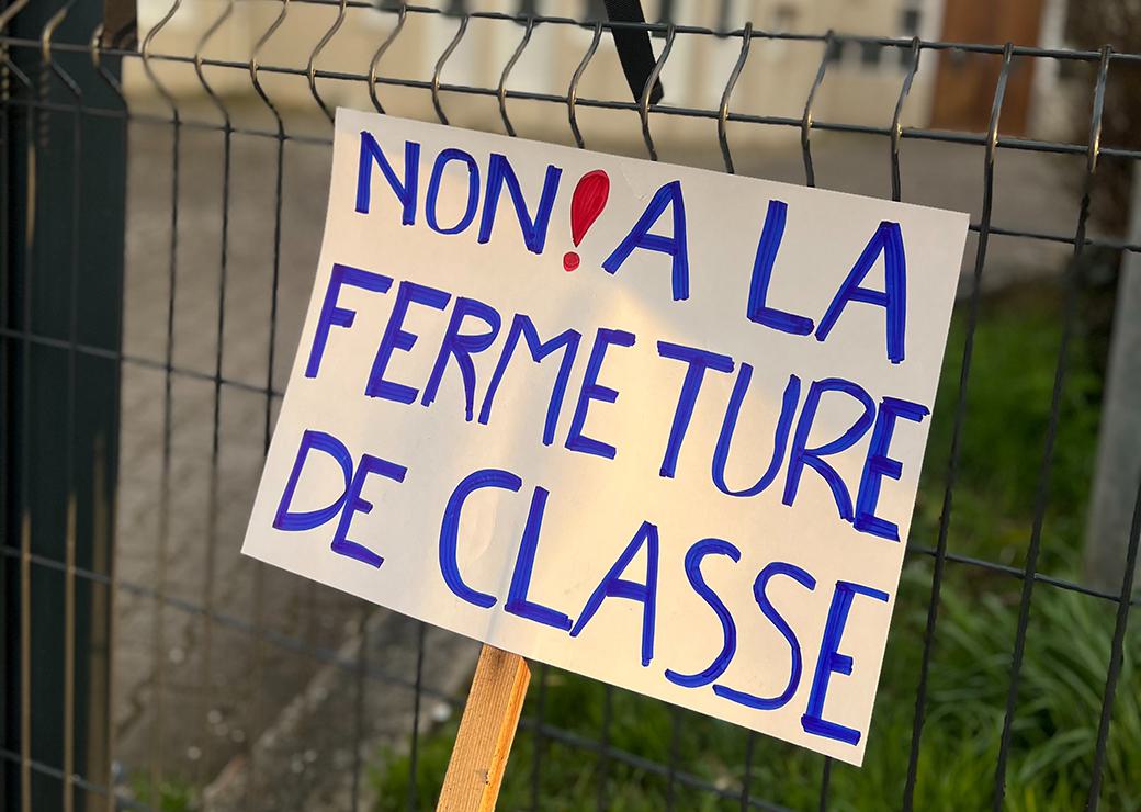 panneau : non à la fermeture de classe