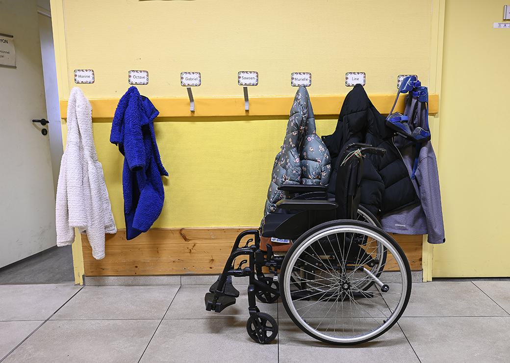 Un fauteuil roulant dans le couloir d'une école