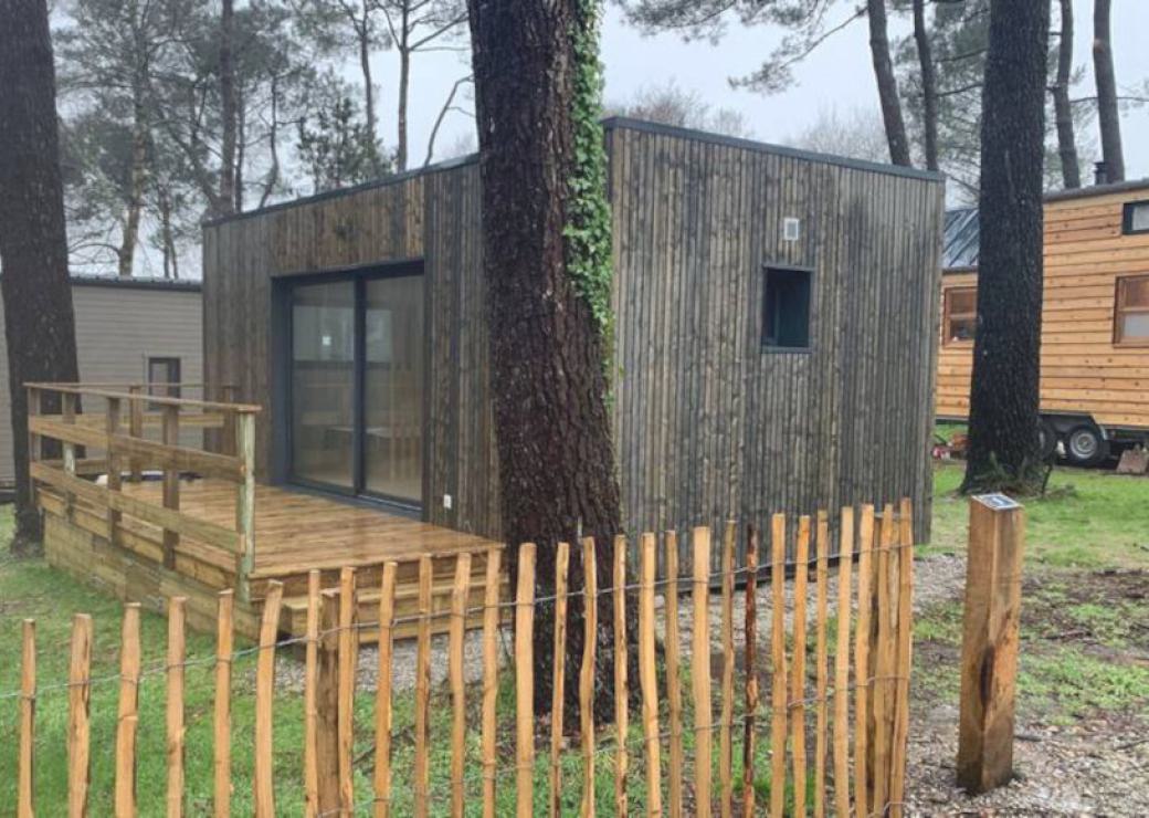 Des maisons types bungalows aux murs bardés de bois