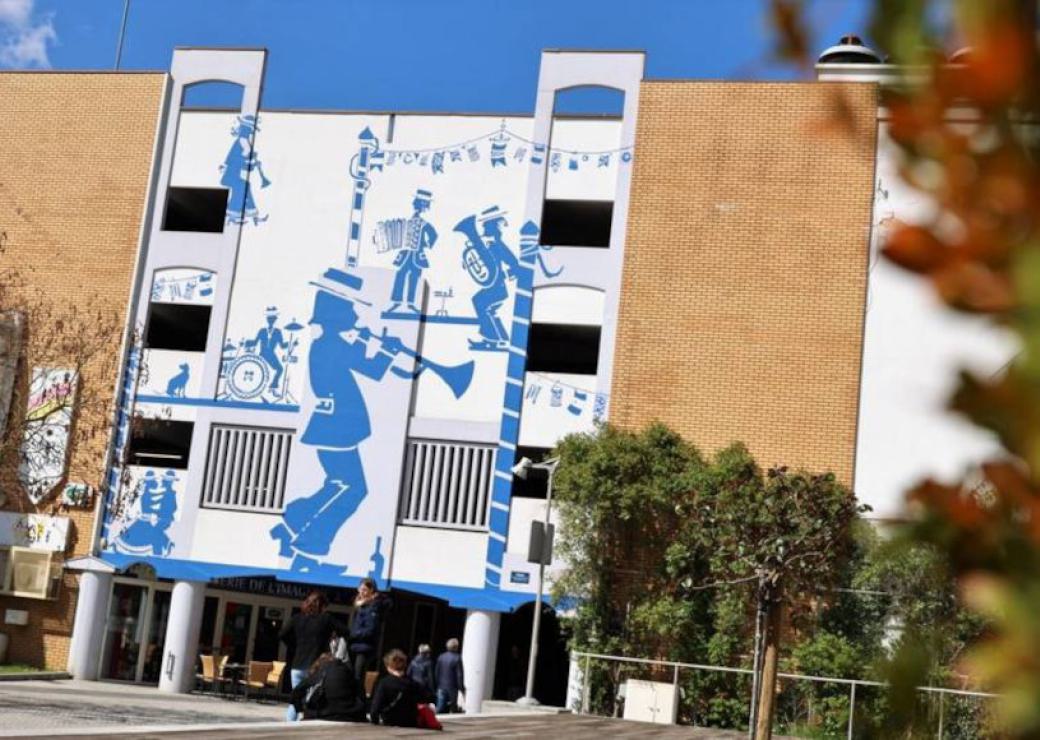 Une bâtiment peint avec des silhouettes de musiciens