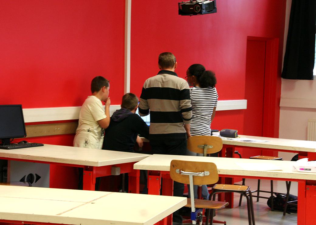un groupe d'élèves dans une classe