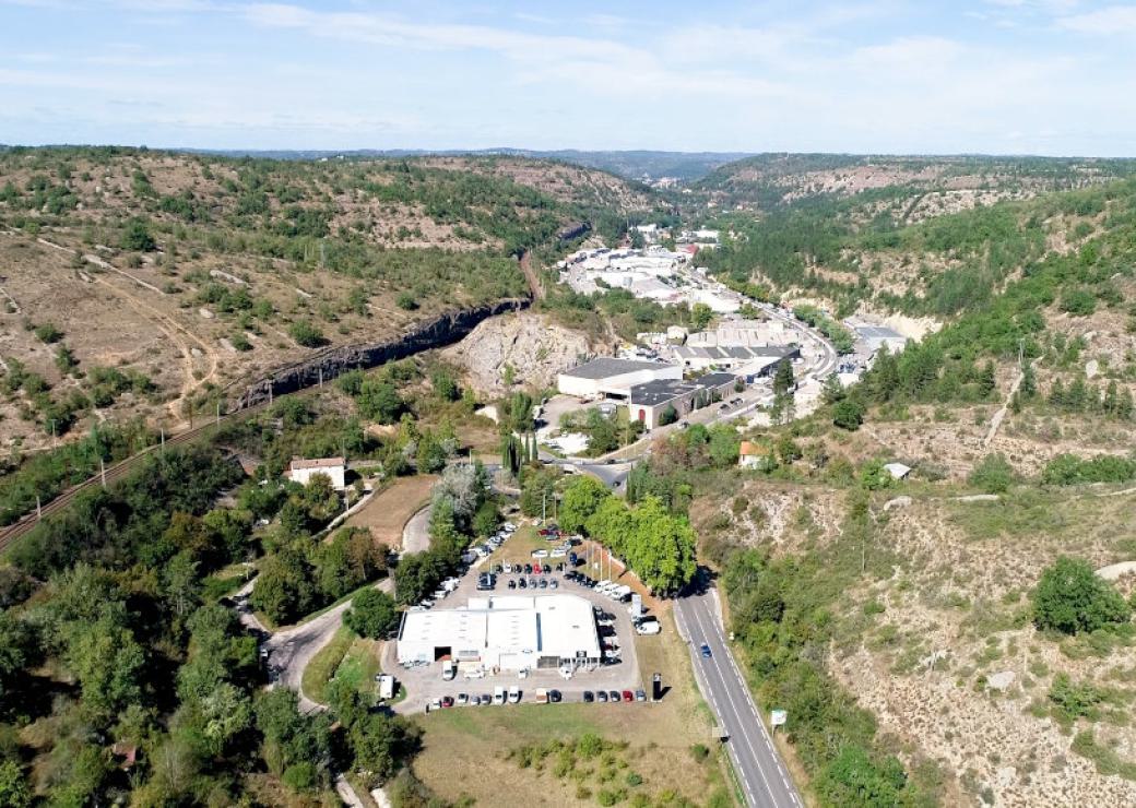 Vue du ciel, une zone commerciale dans une vallée