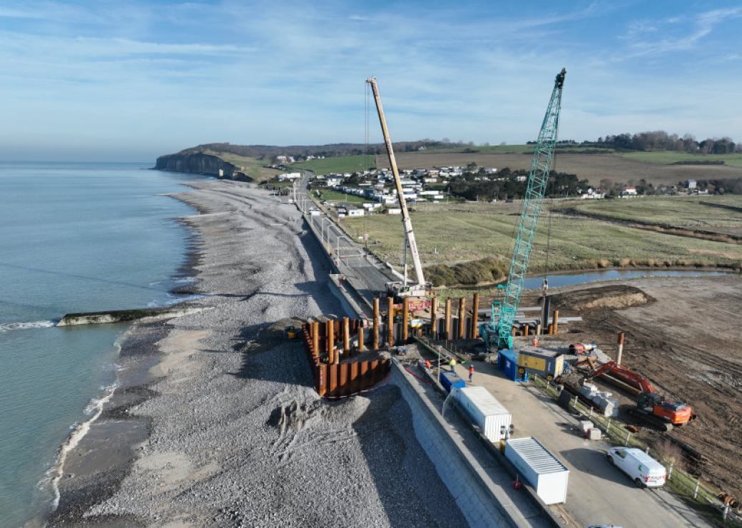 Front de mer vu du ciel, avec grues et gros engins de travaux