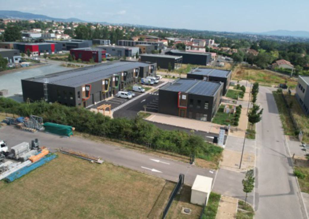 Vue du ciel d'une zone d'activité: bâtiments carrés et parkings