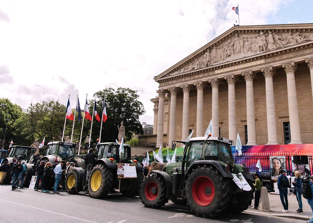 des tracteurs devant l'Assemblée nationale