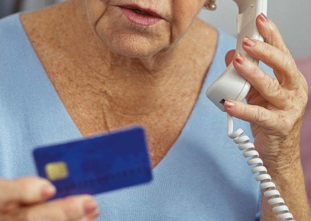 un epersonne agée paye par carte au téléphone