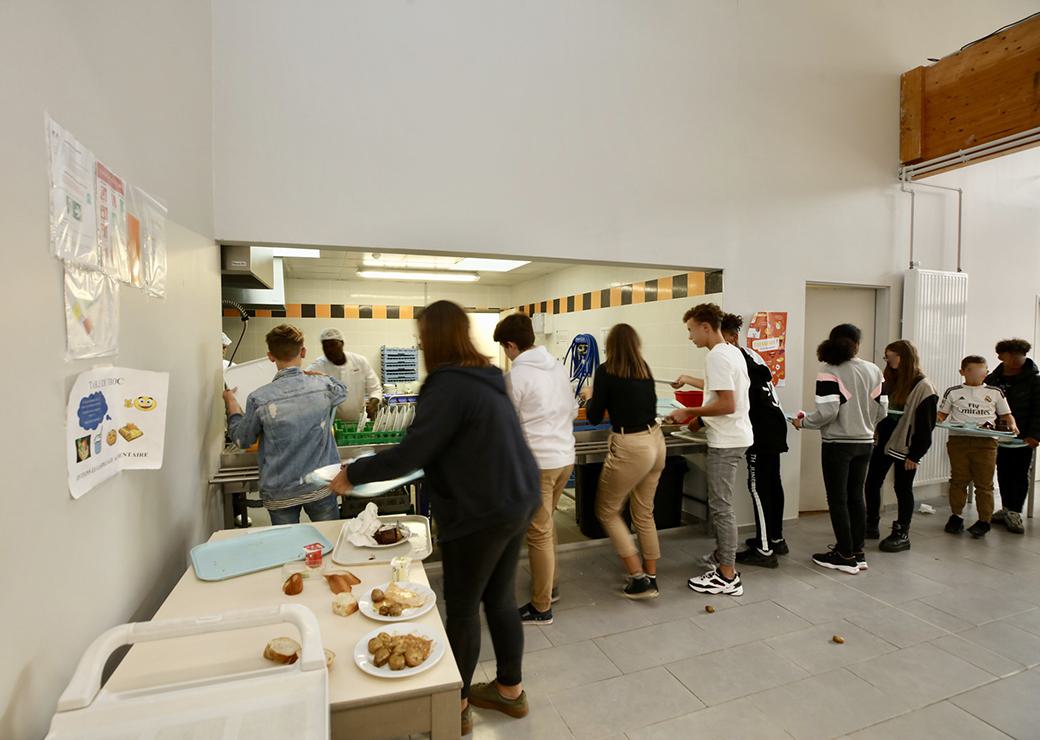 Un self dans un collège