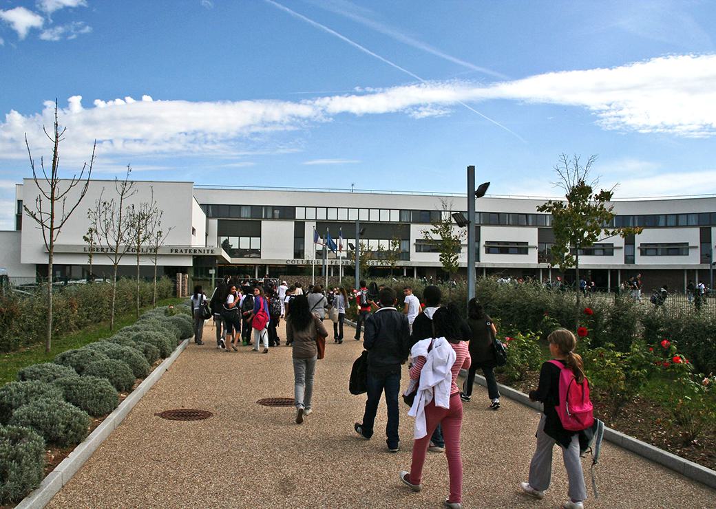 des collégiens entrent dans leur établissement