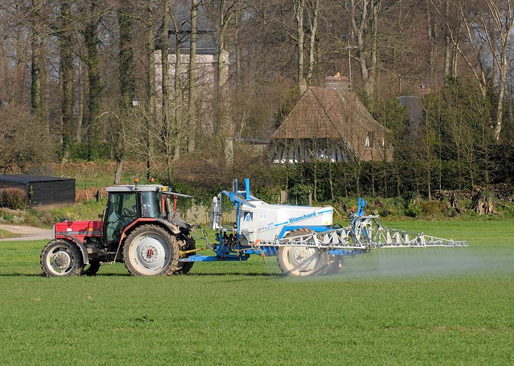 épandage de pesticicides à proximité d'une propriété