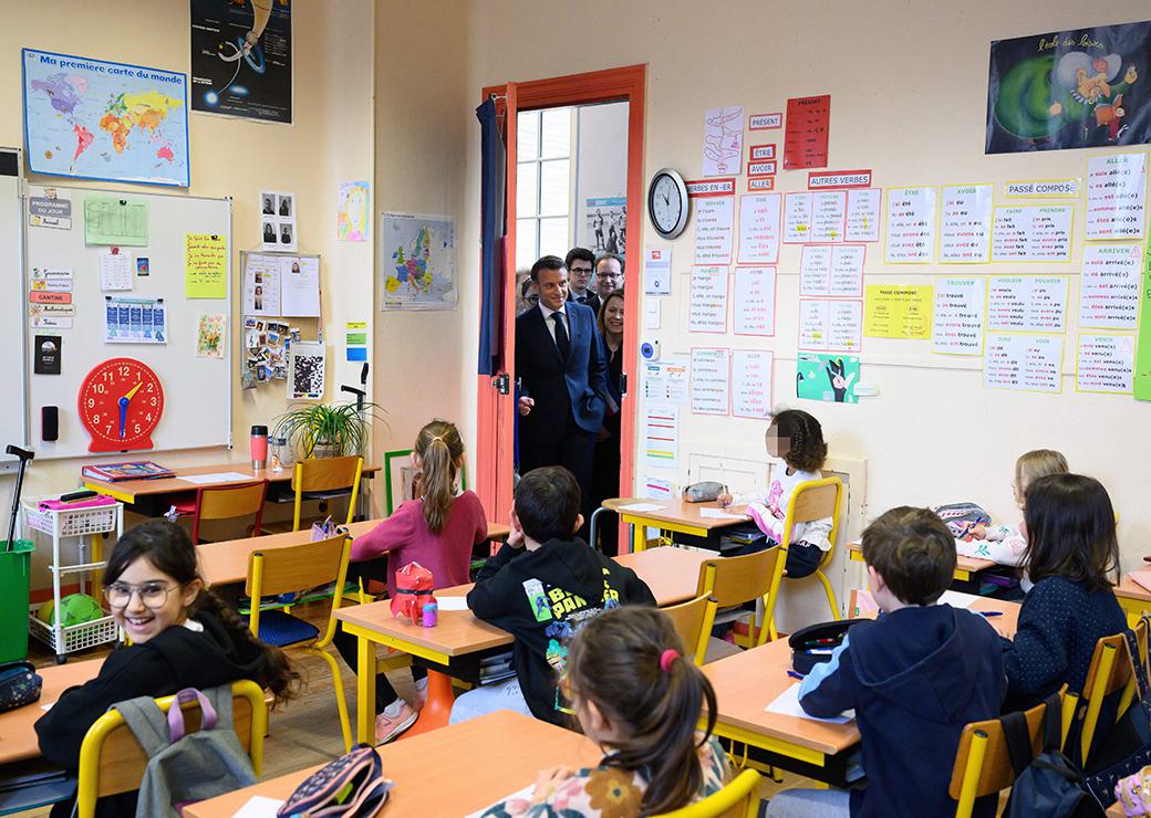 Emmanuel Macron dans une école primaire