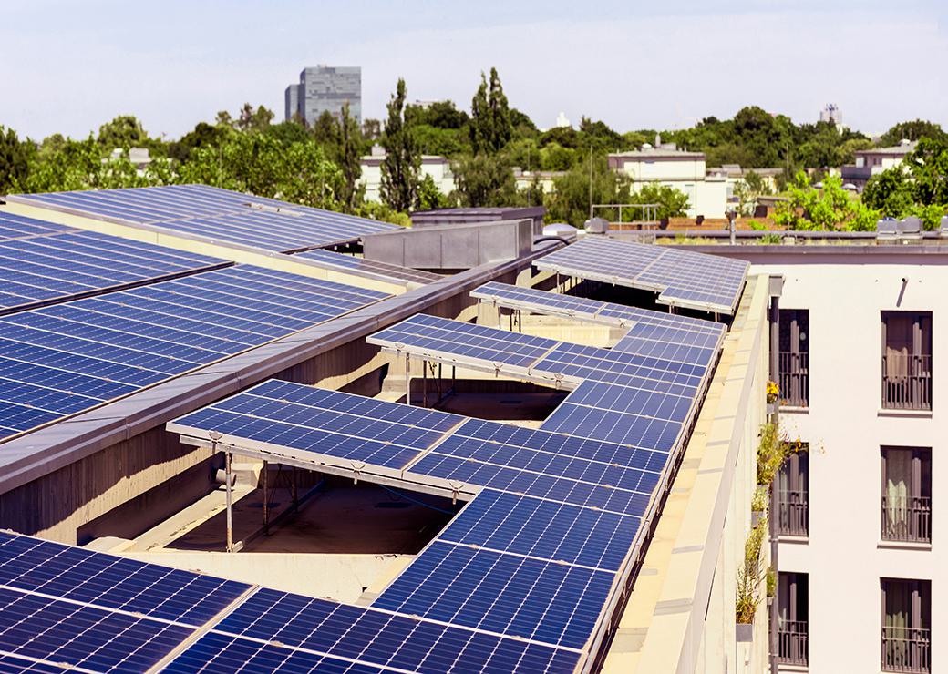 panneaux solaires sur le toit d'un immeuble d'habitation