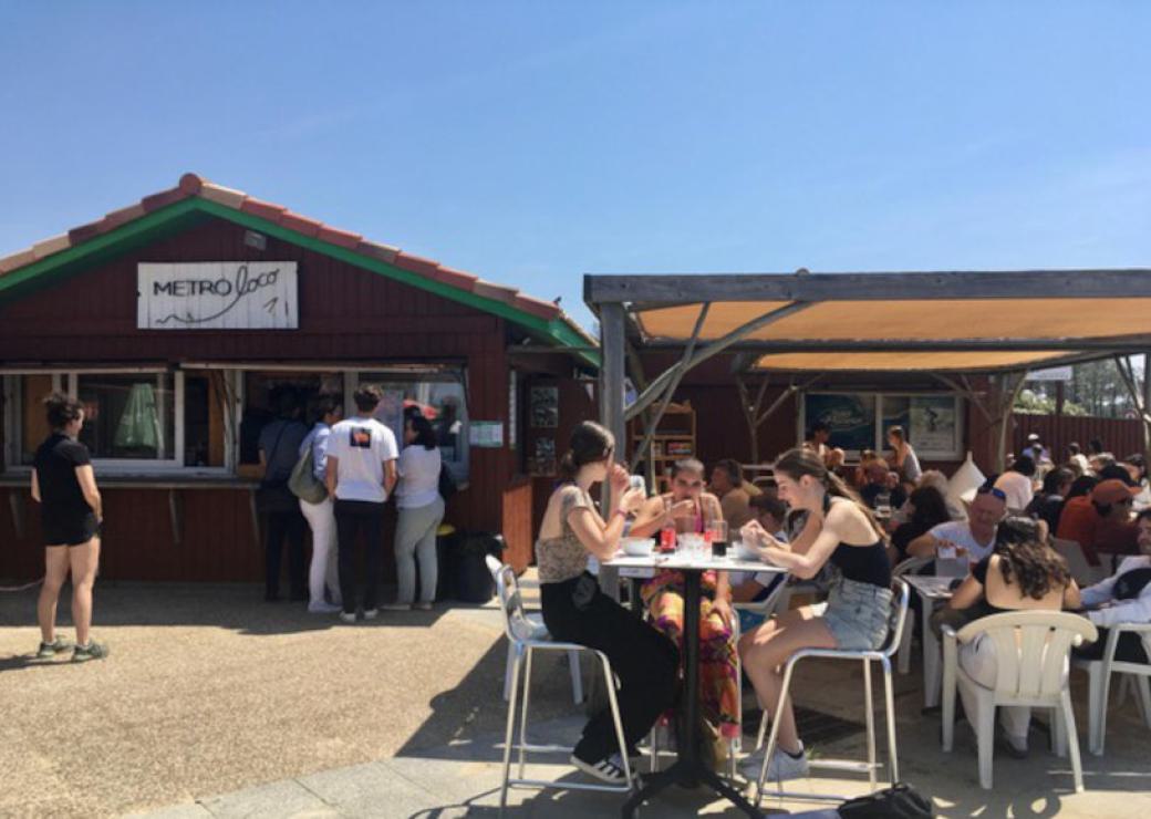 Bar avec grande terrasse ensoleillée
