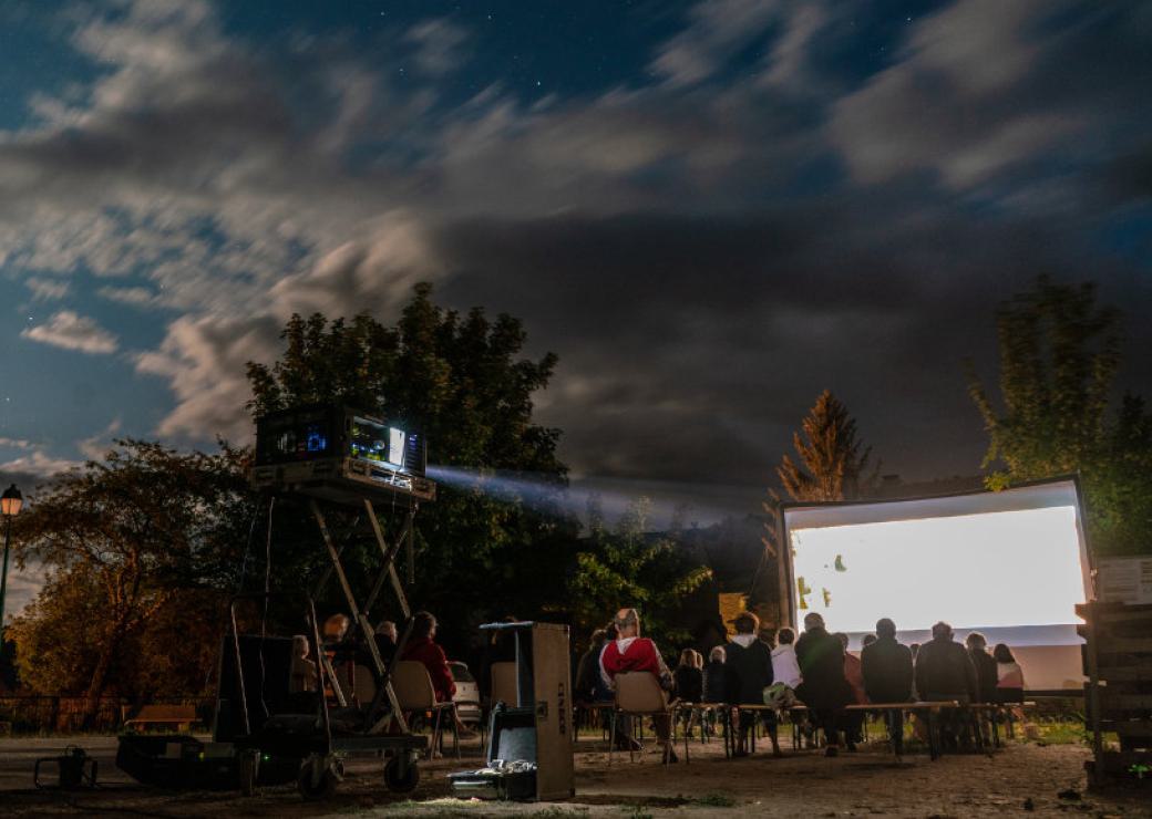 Photo d'une projection de cinéma nocturne en plein air