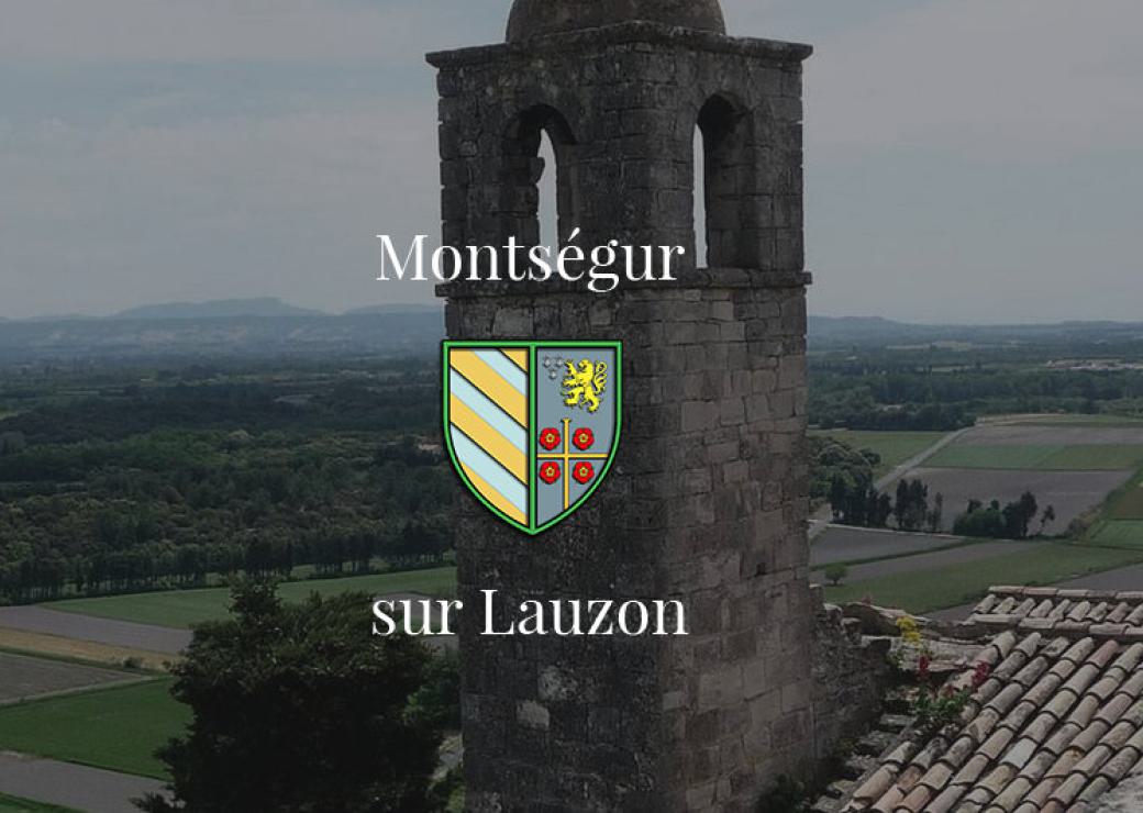 Vue d'une tour carrée avec la campagne qui s'étend en arrière plan. En surimpression, on peut lire "Monségur sur Lauzon", avec les armoiries du village