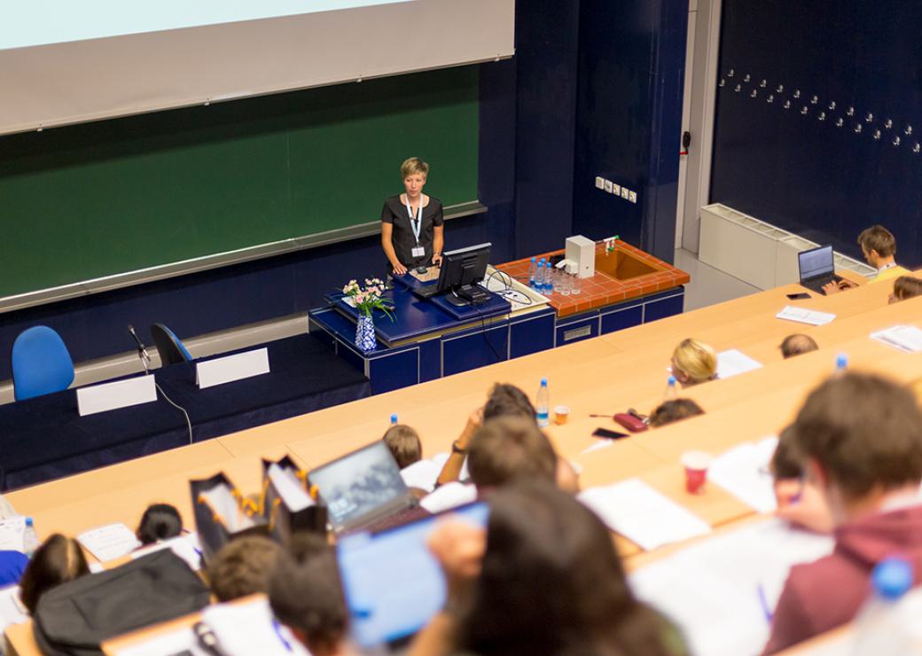 des étudiants dans uun amphitheatre