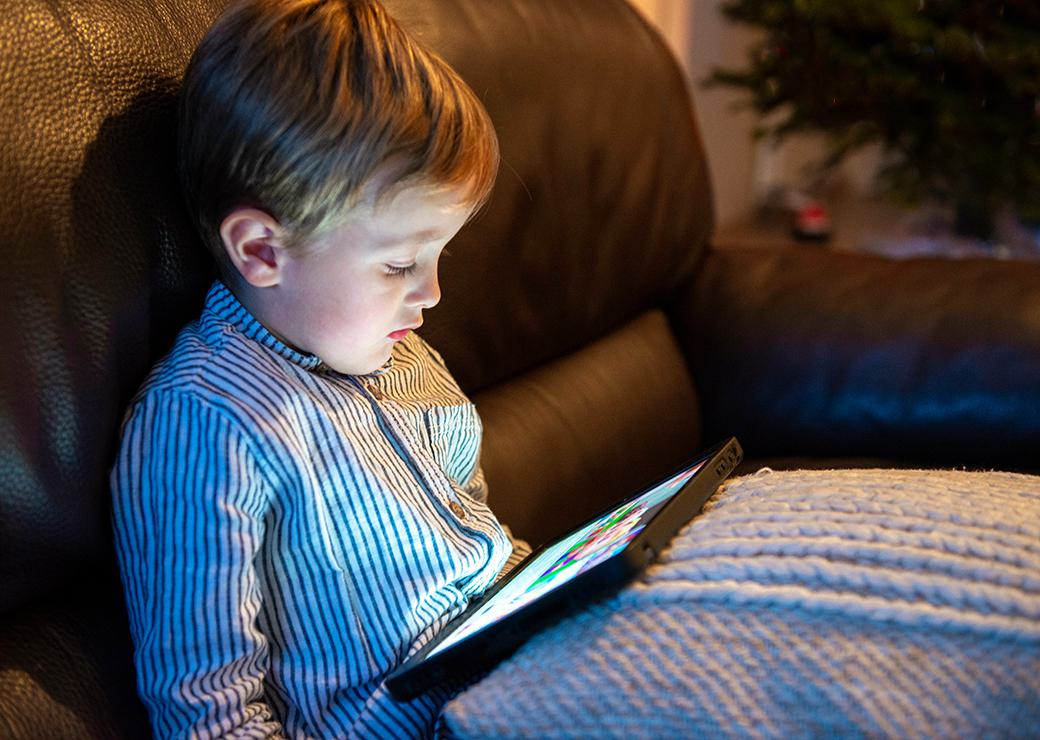 enfant avec une tablette