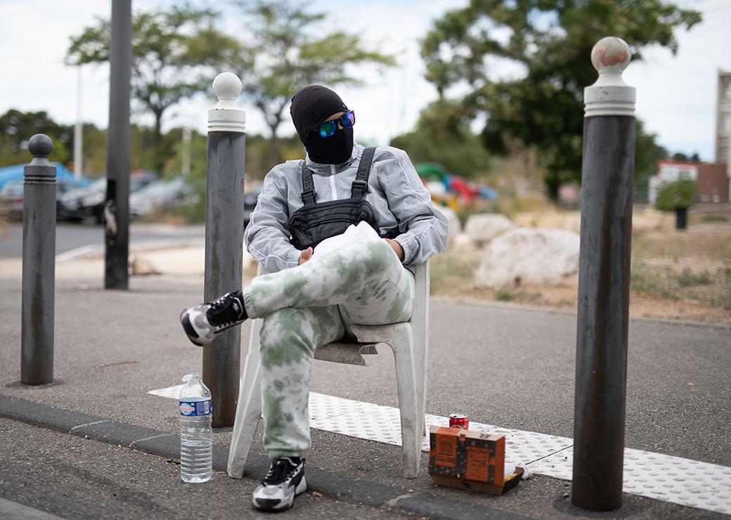 un guetteur dans les quartiers nord de Marseille