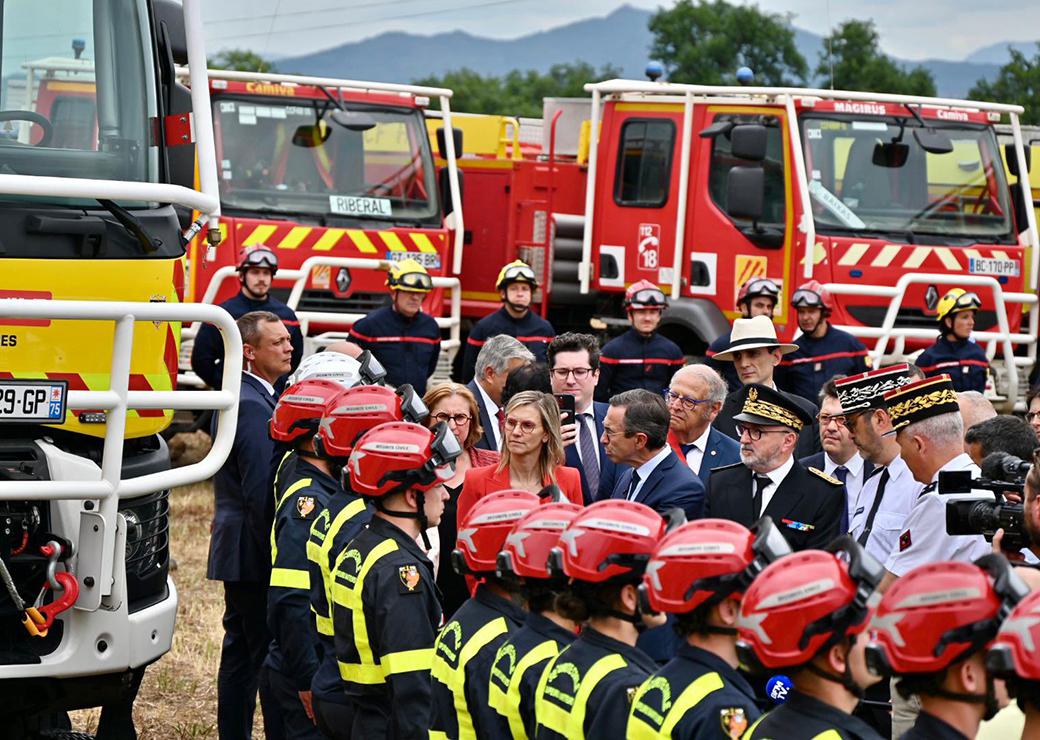 Bruno Retailleau et Agnès Pannier-Runacher avec des pompiers